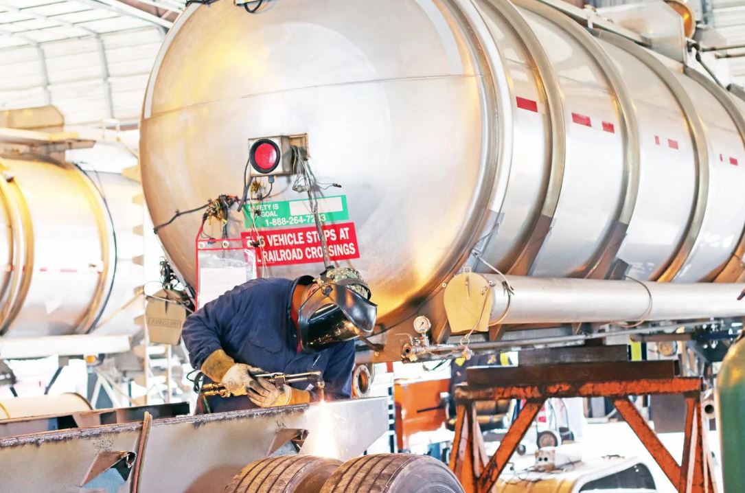 تانکر و تریلرهای صنعتی؛ قلب حملونقل ایمن و حرفهای